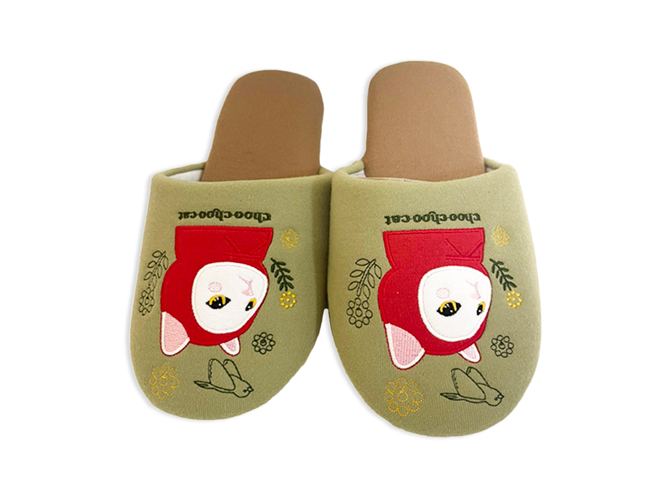 おしゃれなグリーンカラーが魅力的♪<br>赤ずきん猫のスリッパ！